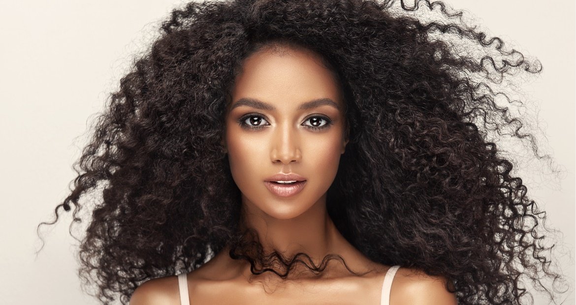Mulher morena com cabelo preto de tonalizante preto.